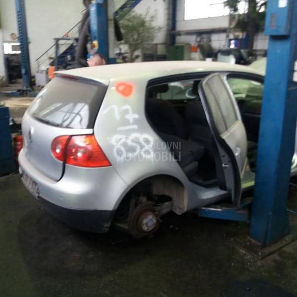 Volkswagen Golf 5 2004 -  kompletan auto u delovima