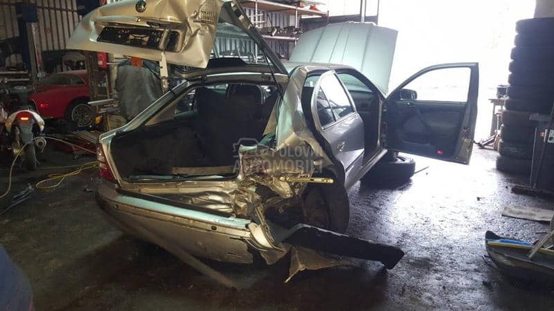 Škoda Octavia 2004 -  kompletan auto u delovima