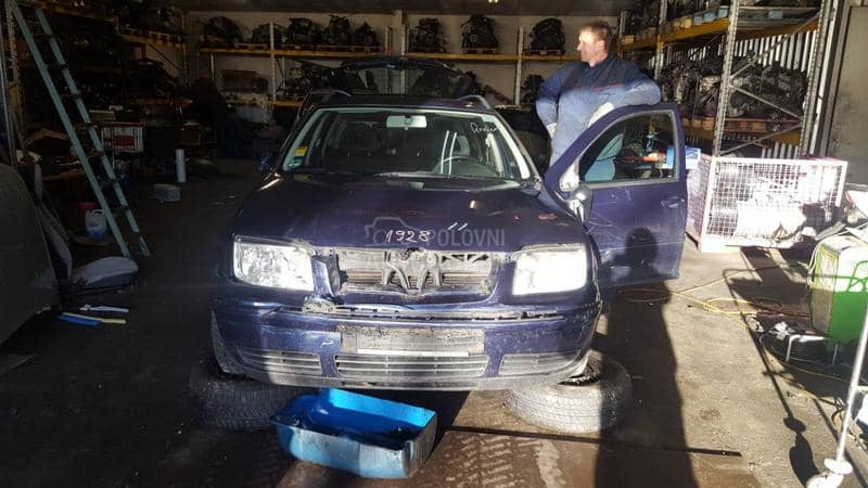 Volkswagen Bora 2002 -  kompletan auto u delovima