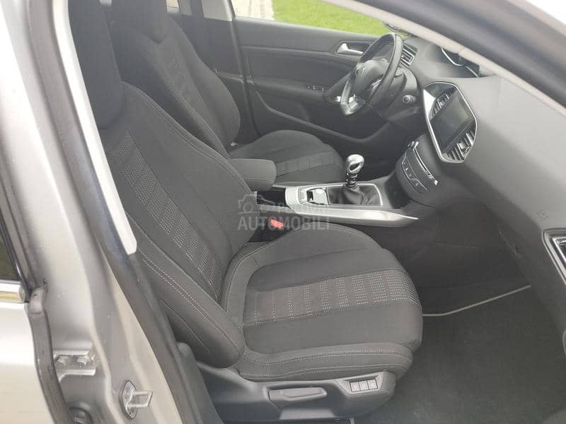 Peugeot 308 1.2i ALLURE/LED