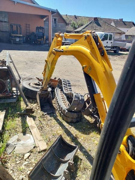 JCB 8016