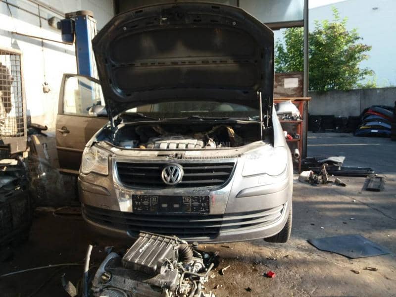Volkswagen Touran 2009 -  kompletan auto u delovima