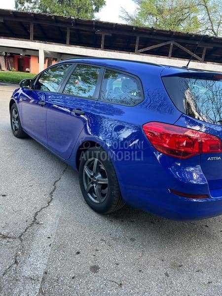 Opel Astra J 1.7 CDTI Švajcarac