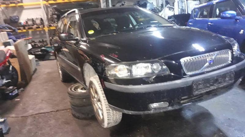 Volvo V70 2005 -  kompletan auto u delovima