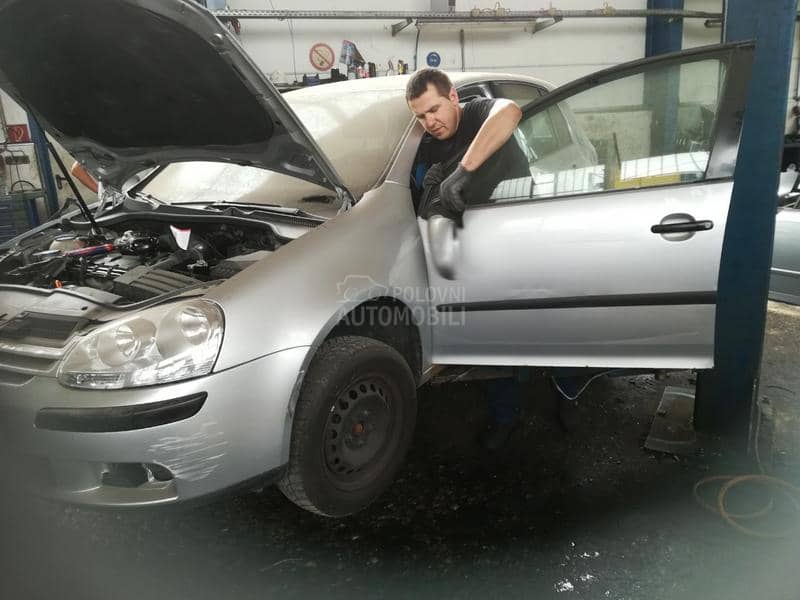 Volkswagen Golf 5 2005 -  kompletan auto u delovima