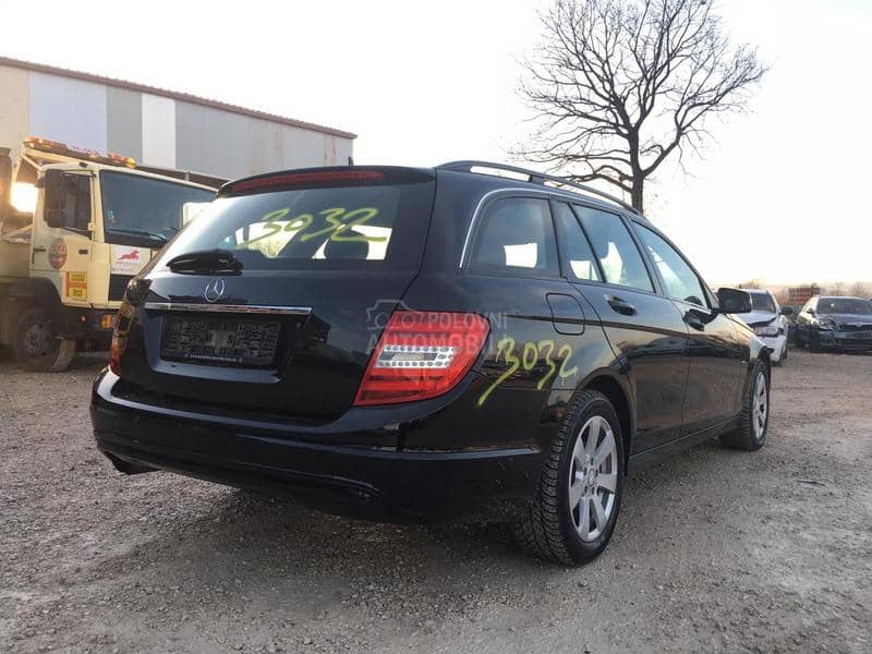 Mercedes Benz C Klasa 2012 -  kompletan auto u delovima