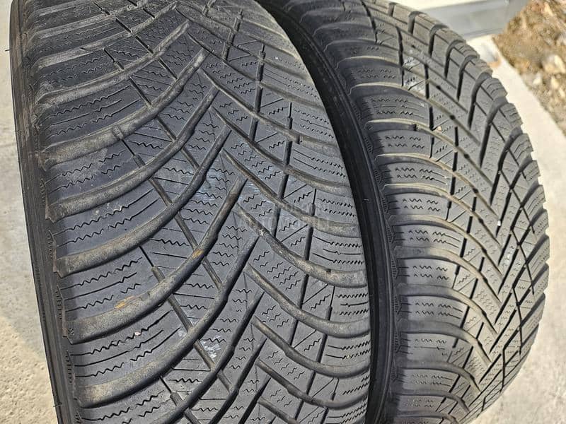 Hankook 215/55 R17 Zimska