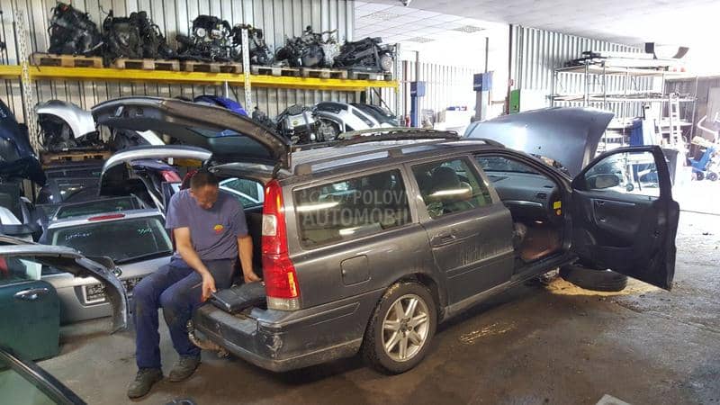 Volvo V70 2005 -  kompletan auto u delovima