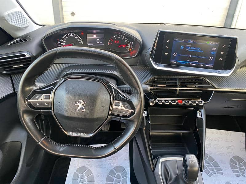 Peugeot 208 1.2 b NAAVI / LED