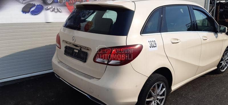 Mercedes Benz B Klasa 2016 -  kompletan auto u delovima
