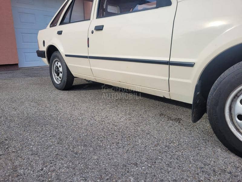 Ford Escort FABRIKA 123 OOO