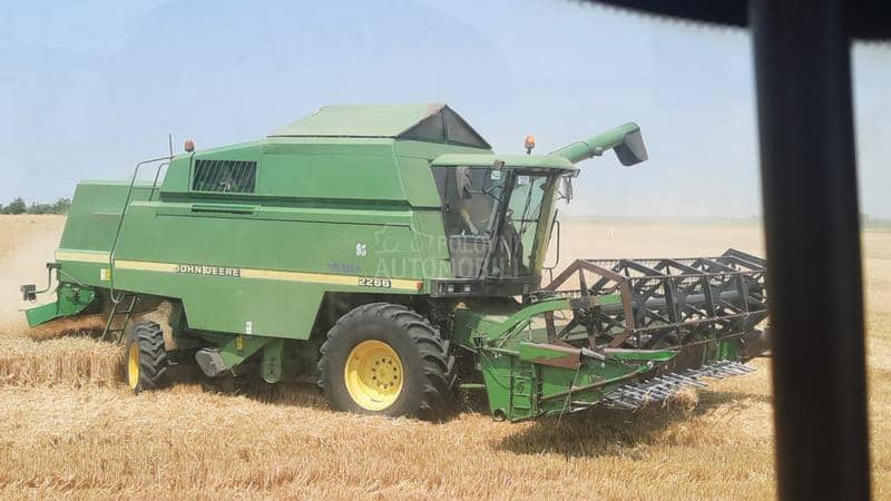 John Deere 2266