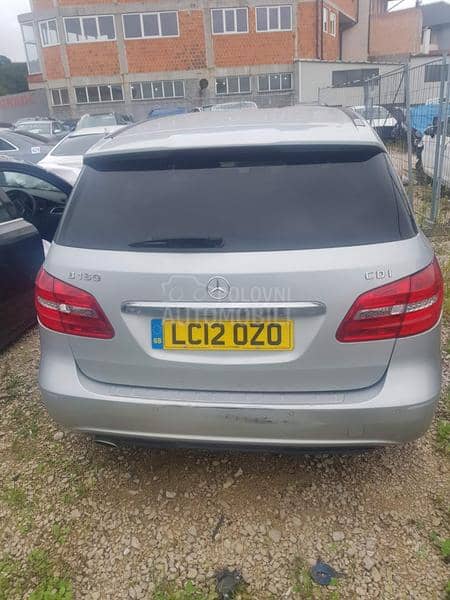 Mercedes Benz B Klasa 2012 -  kompletan auto u delovima