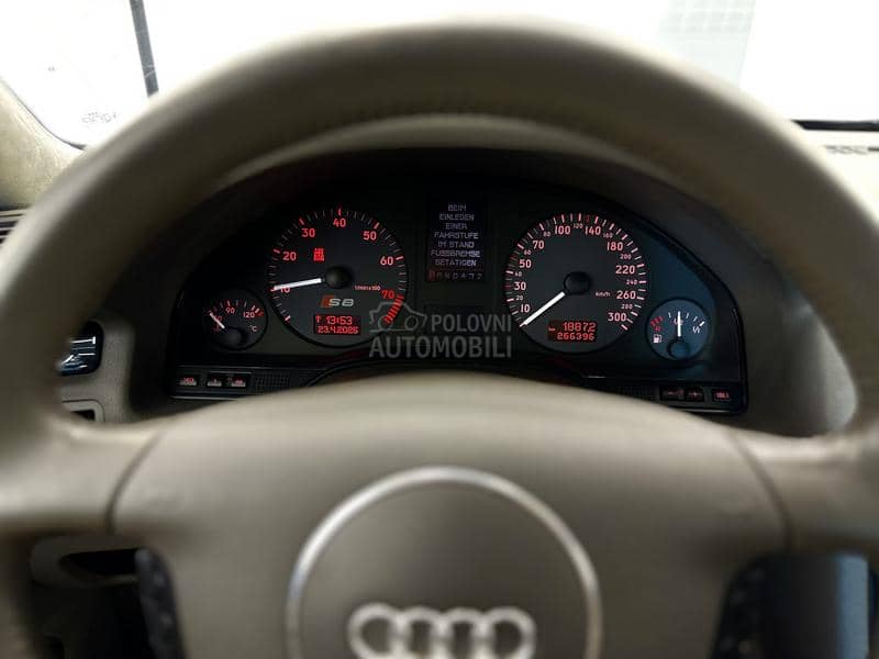 Audi S8 