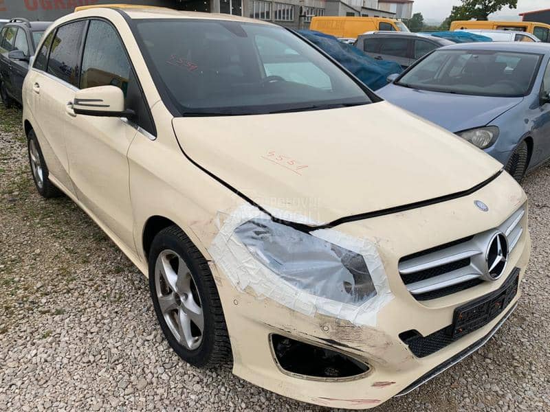 Mercedes Benz B Klasa 2015 -  kompletan auto u delovima