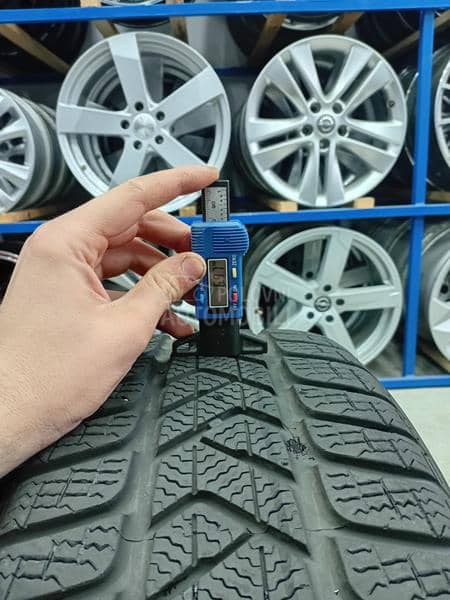 Pirelli 215/55 R17 Zimska