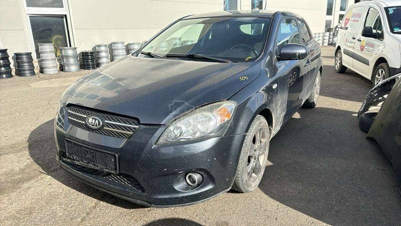 Kia cee`d 2010 -  kompletan auto u delovima