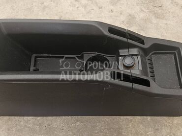 SREDNJA KONZOLA CENTRALNA za Opel Zafira za 2005. god.