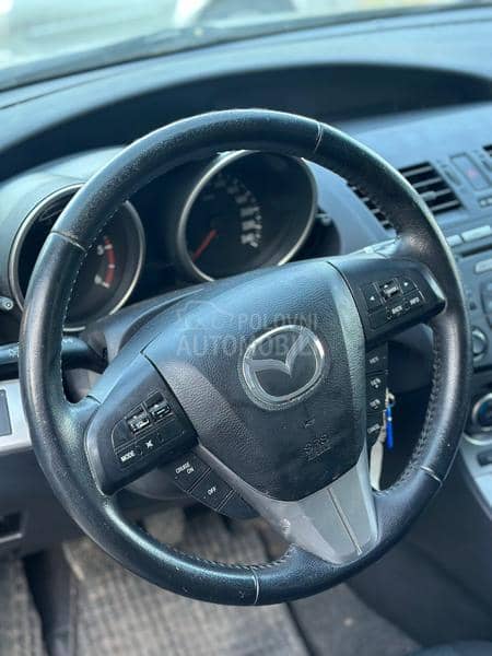Mazda 3 2011. god. -  kompletan auto u delovima