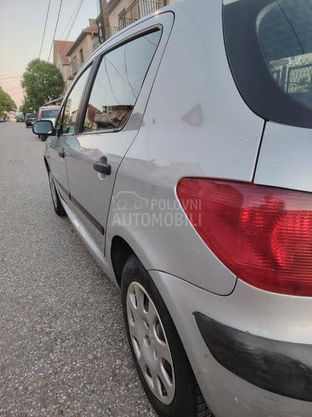 Peugeot 307 1.4.   k l i m a