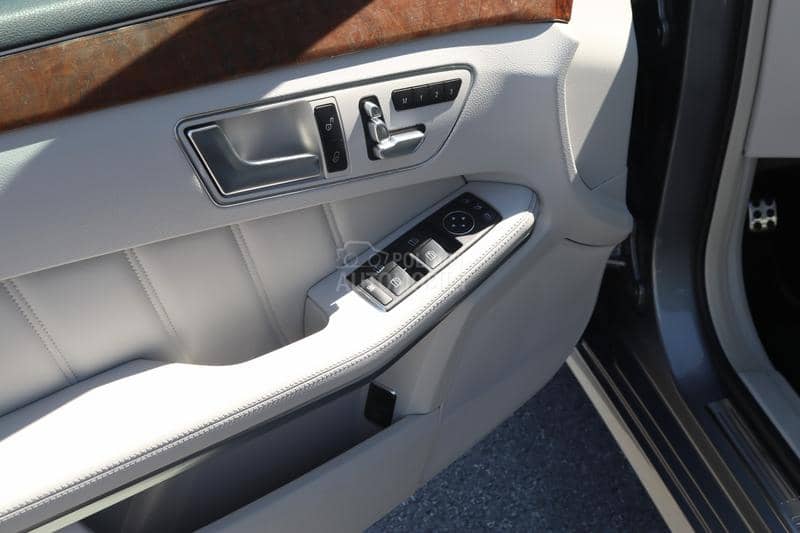 Mercedes Benz E 400 V6 Bi-Turbo