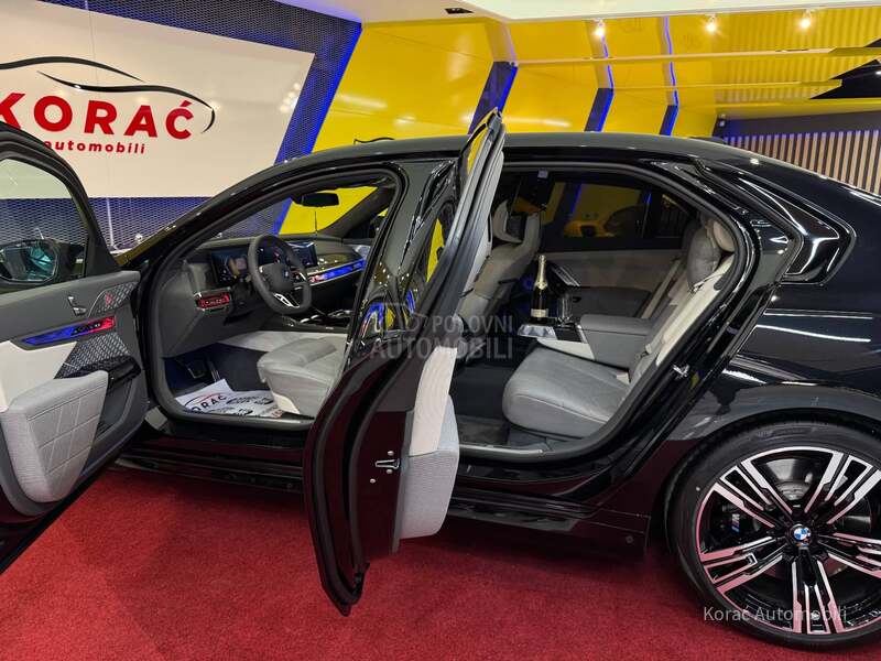 BMW M760e GRAN LUSSO SKYL TV
