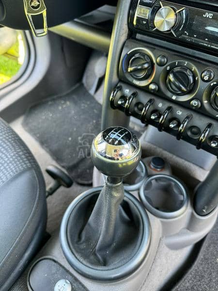 Kompletan Auto u Delovima