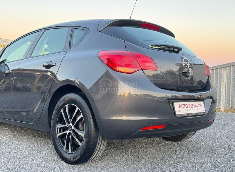 Opel Astra J 1.7 CDTI BESPREK0RNA