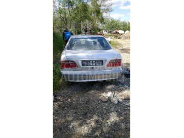 Auto se prodaje u delovima za Mercedes Benz E 270