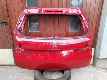 Gepek vrata crvena za Peugeot 2008 od 2013. do 2020. god.