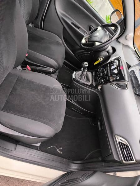 Lancia Ypsilon 1.2 B / TNG