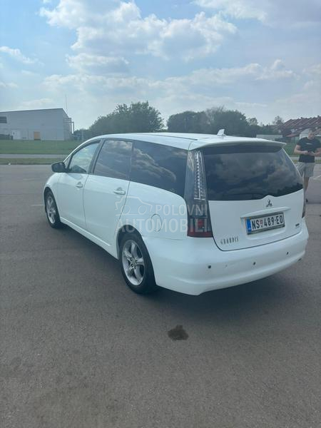 Mitsubishi Grandis mini van