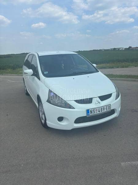 Mitsubishi Grandis mini van