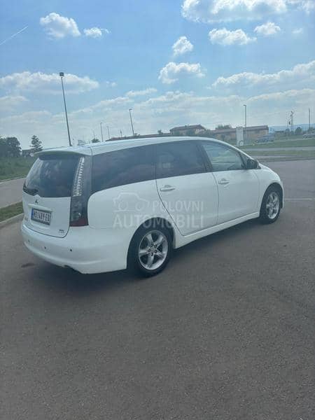 Mitsubishi Grandis mini van