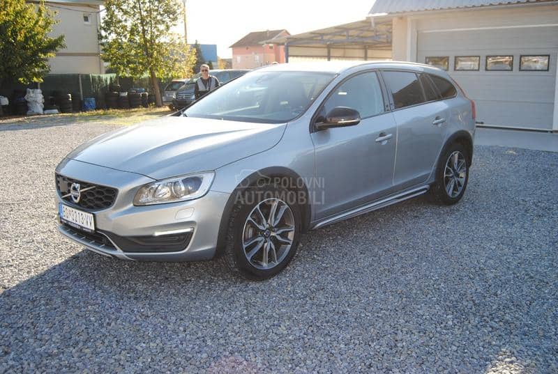 Volvo V60 Cross Country 2,4 AWD SUMMUM