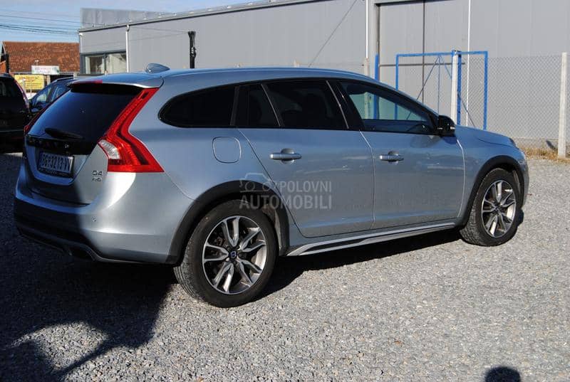 Volvo V60 Cross Country 2,4 AWD SUMMUM