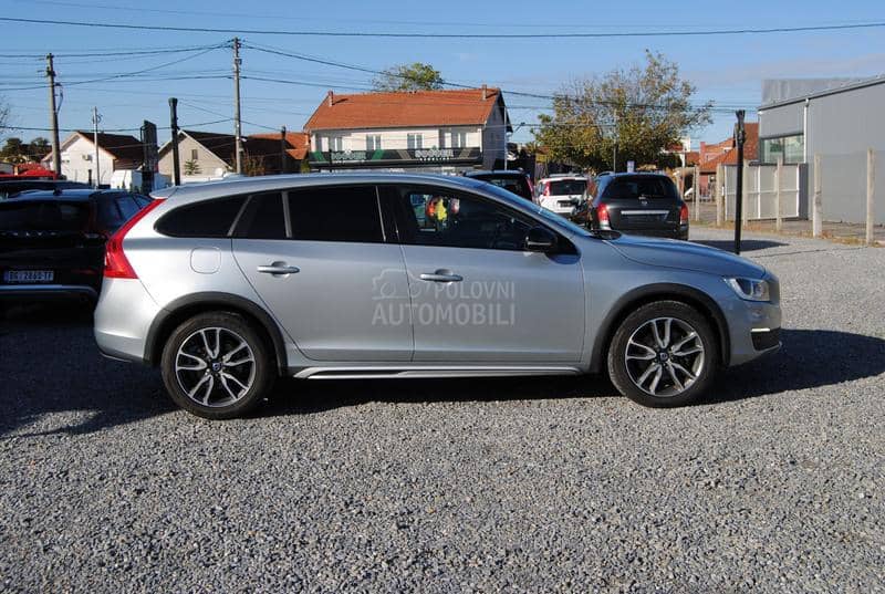 Volvo V60 Cross Country 2,4 AWD SUMMUM