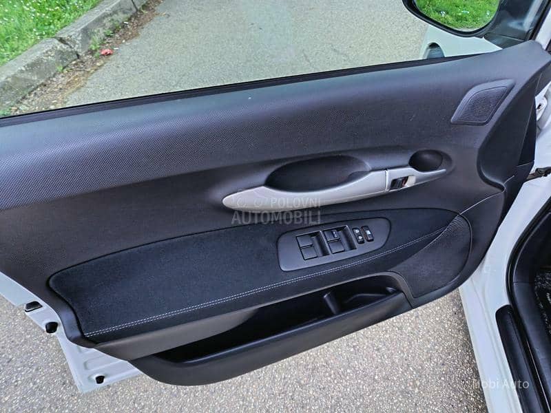 Toyota Auris 1.4 D-4D N A V I