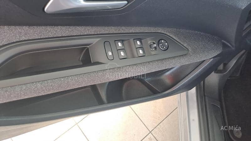 Peugeot 3008 1.5 BLU NAV LED ALU