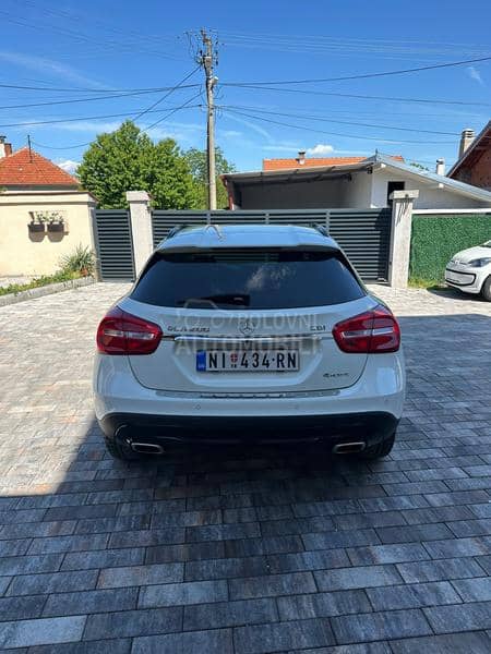 Mercedes Benz GLA 200 AMG line