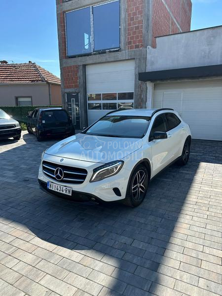 Mercedes Benz GLA 200 AMG line