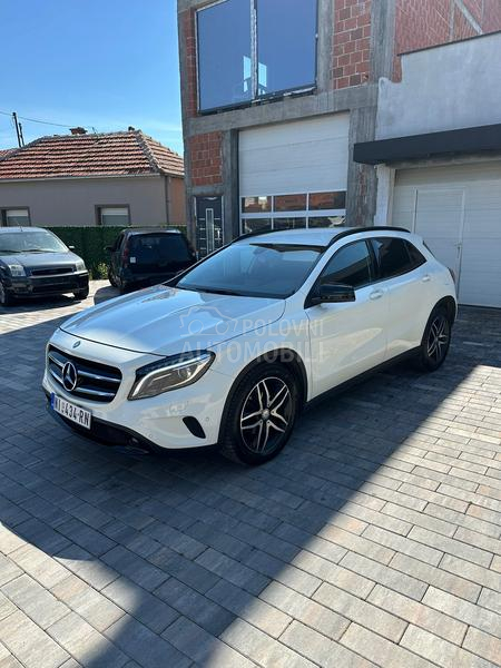 Mercedes Benz GLA 200 AMG line