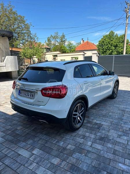 Mercedes Benz GLA 200 AMG line