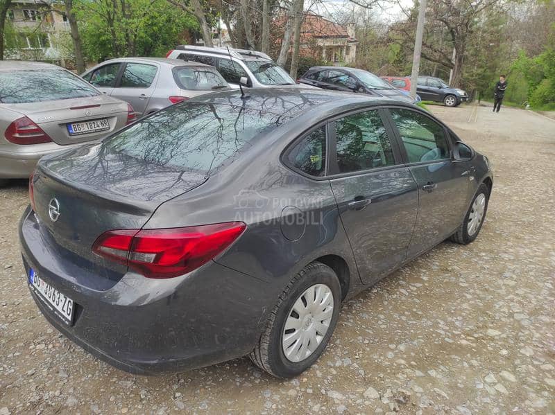 Opel Astra J 1.6 NOV