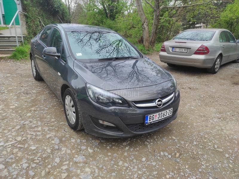 Opel Astra J 1.6 NOV