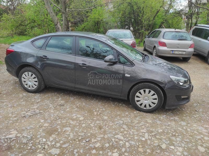 Opel Astra J 1.6 NOV