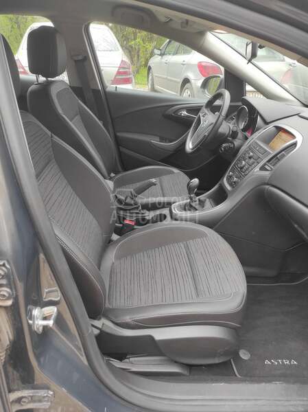Opel Astra J 1.6 NOV