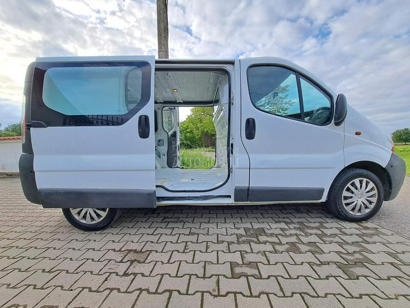 Renault Trafic dvoja bocni vrata CH uvoz