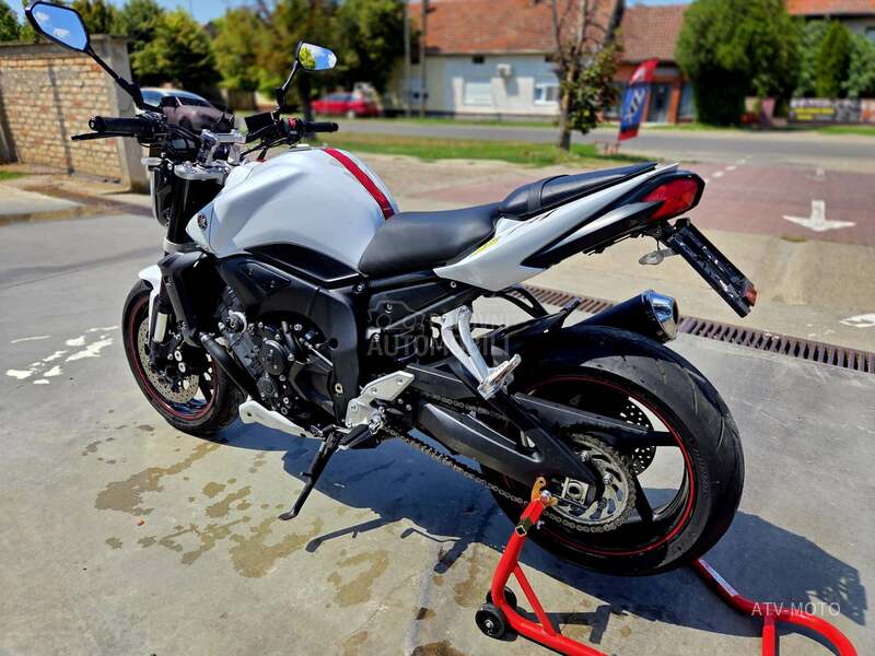 Yamaha FZ1 za auto