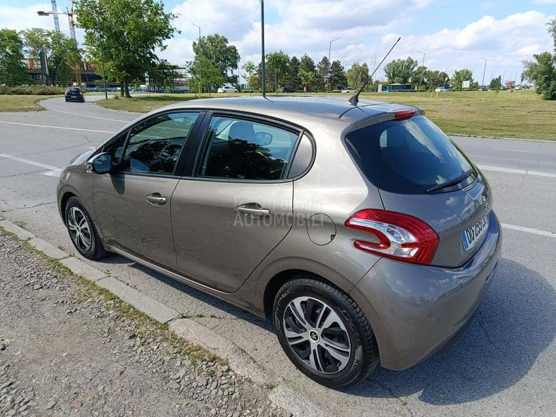 Peugeot 208 1.2i
